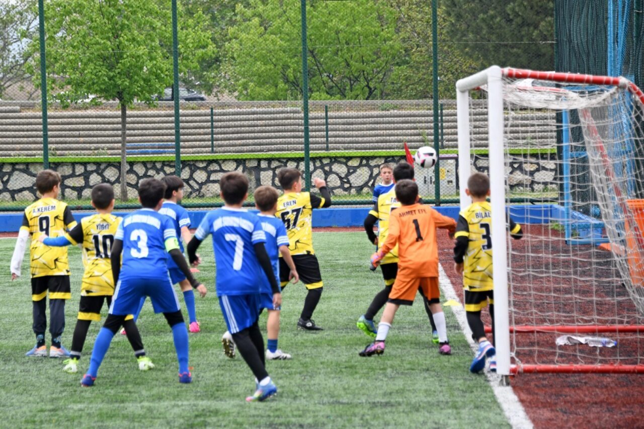 Bursa'da çocukları erken yaşta sporla buluşturarak, fiziksel ve sosyal gelişimlerine