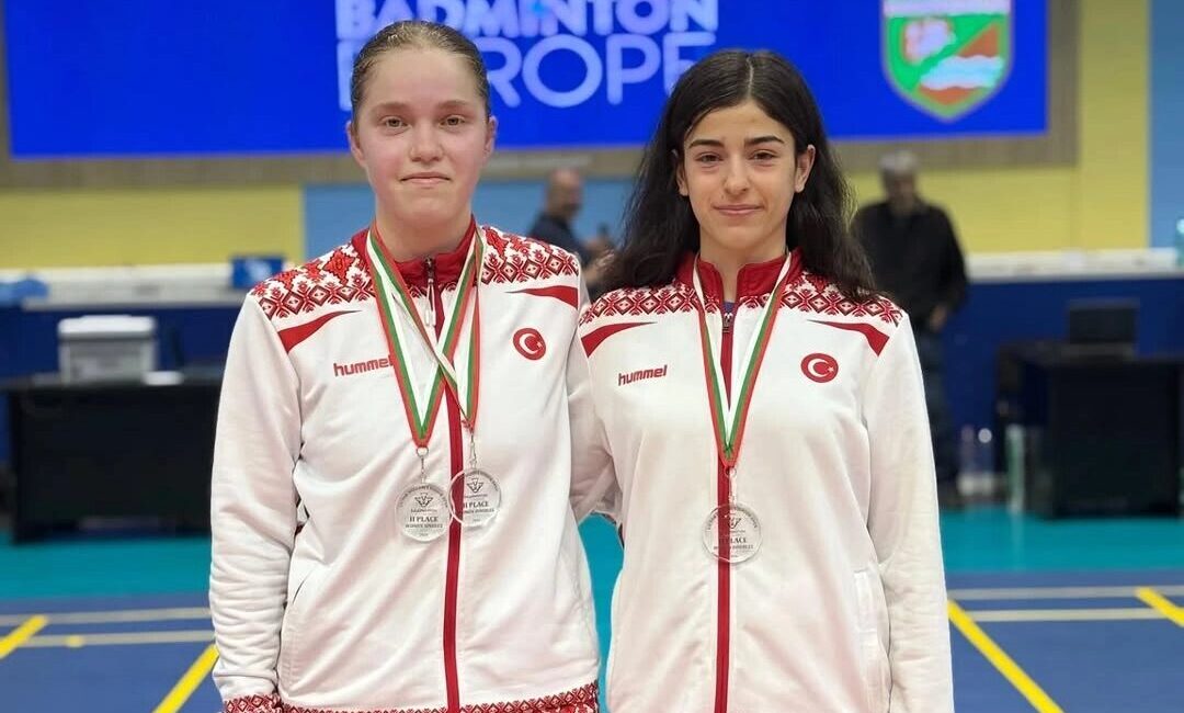 Bursa'da Osmangazi Belediyespor Kulübü’nün başarılı badminton sporcuları Elifnur Demir ve