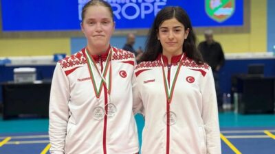 Bursa'da Osmangazi Belediyespor Kulübü’nün başarılı badminton sporcuları Elifnur Demir ve