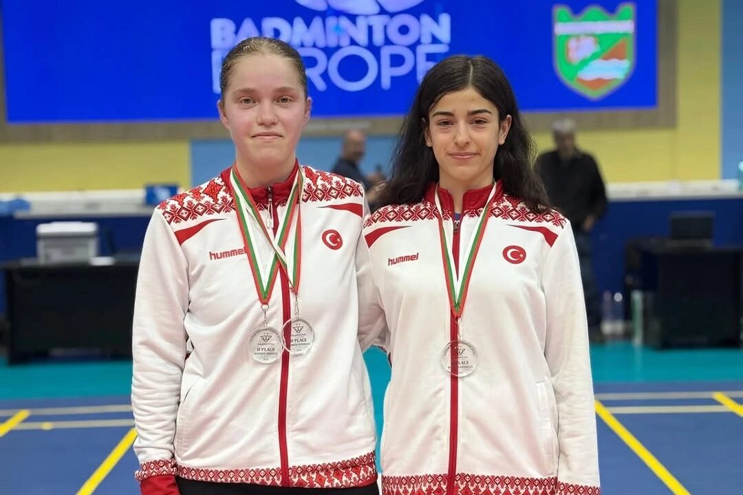 Bursa'da Osmangazi Belediyespor Kulübü’nün başarılı badminton sporcuları Elifnur Demir ve