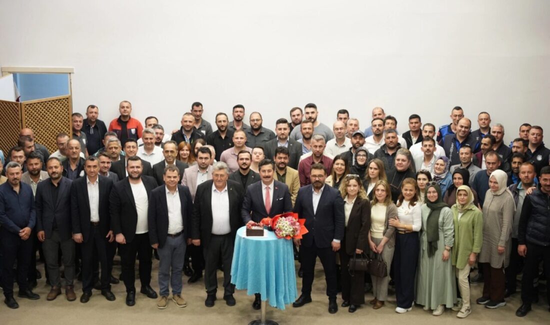 Bursa'da Yenişehir Belediyesi’nde Kurban Bayramı öncesi düzenlenen bayramlaşma programında duygusal