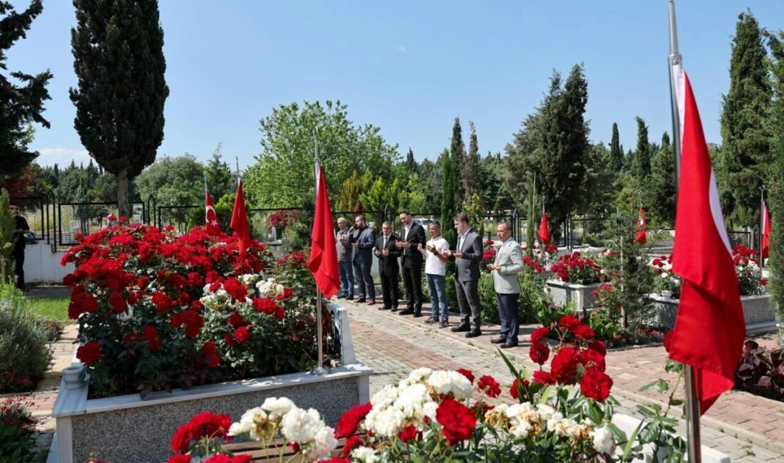 Bursa’da Başkan Vekili Biba’dan esnaf ve şehitlik ziyareti Bursa Büyükşehir Belediyesi Başkan Vekili Şahin Biba, Kurban Bayramı arefesinde