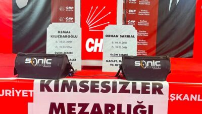 Bursa’da CHP’den Kılıçdaroğlu ve Sarıbal’a mezar taşlı protesto CHP Bursa'nın Merinos Kültür Merkezi'ndeki bayramlaşma programına İl Başkanı Nihat