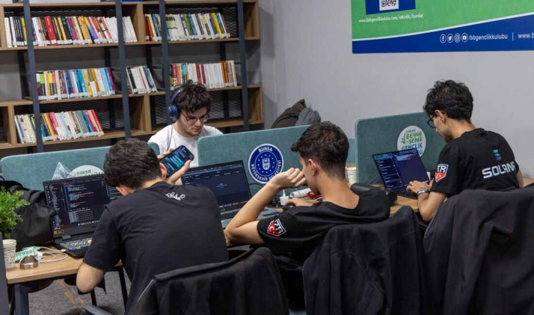 Bursa’da genç yazılımcılar teknoloji maratonunda buluştu Bursa Büyükşehir Belediyesi’nin destekleriyle düzenlenen 3 günlük hackathon (kodlama maratonu)
