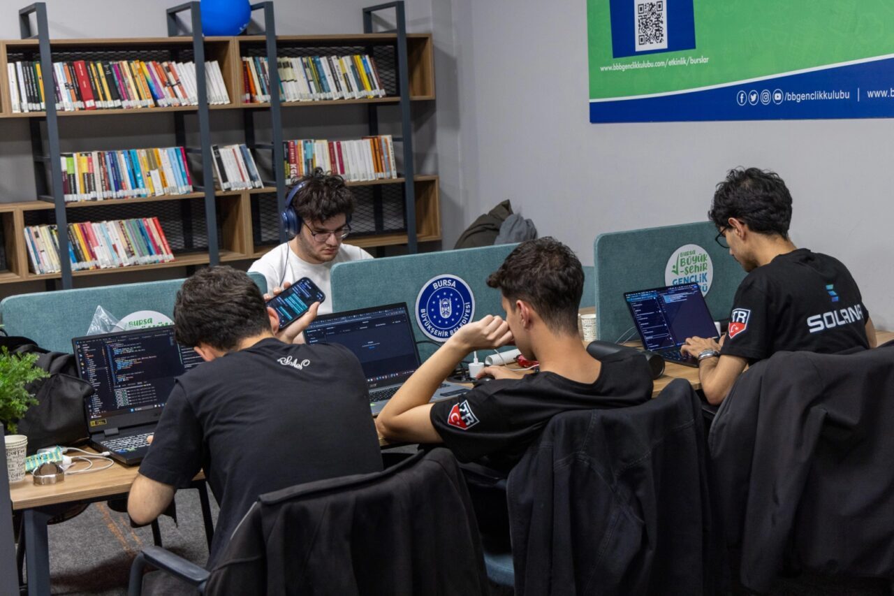 Bursa Büyükşehir Belediyesi’nin destekleriyle düzenlenen 3 günlük hackathon (kodlama maratonu)