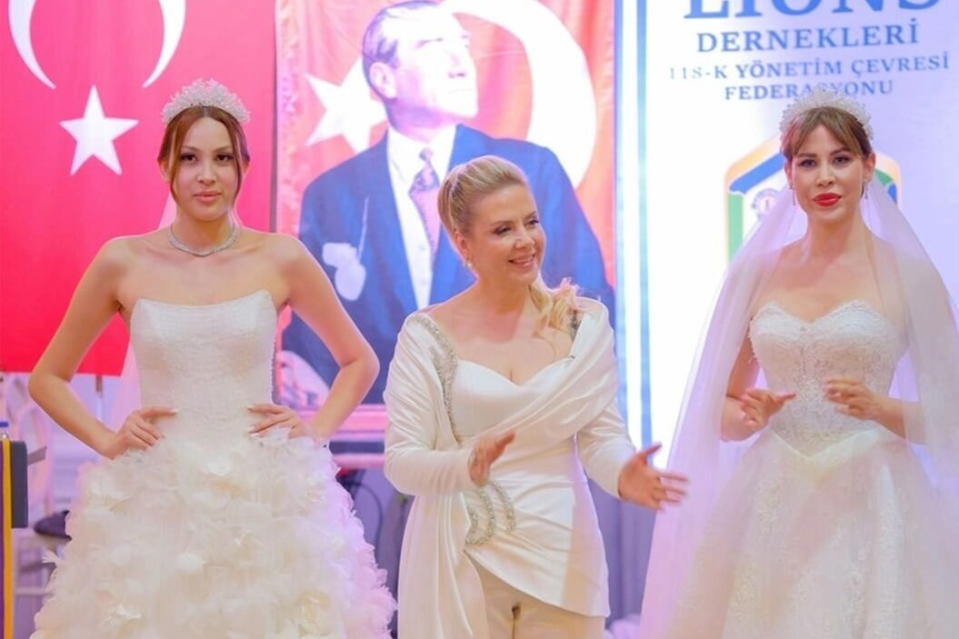 Bursa Kozalions Kulübü'nün yıl dönümü için düzenlenen “Işıltılı Adım” defilesi,