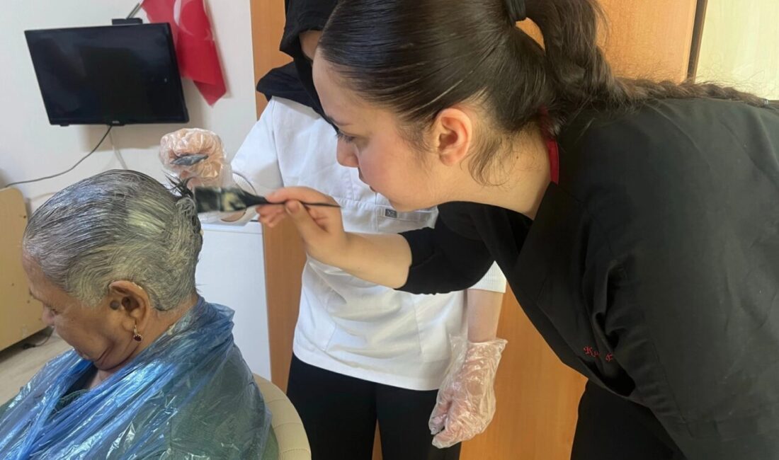 Bursa’da meslek lisesi öğrencilerinde huzurevinde anlamlı dokunuş Bursa’da meslek lisesi öğrencileri, Kurban Bayramı dolayısıyla huzurevi sakinlerine kişisel