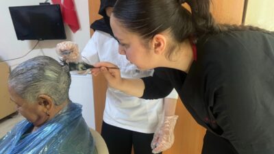 Bursa’da meslek lisesi öğrencileri, Kurban Bayramı dolayısıyla huzurevi sakinlerine kişisel