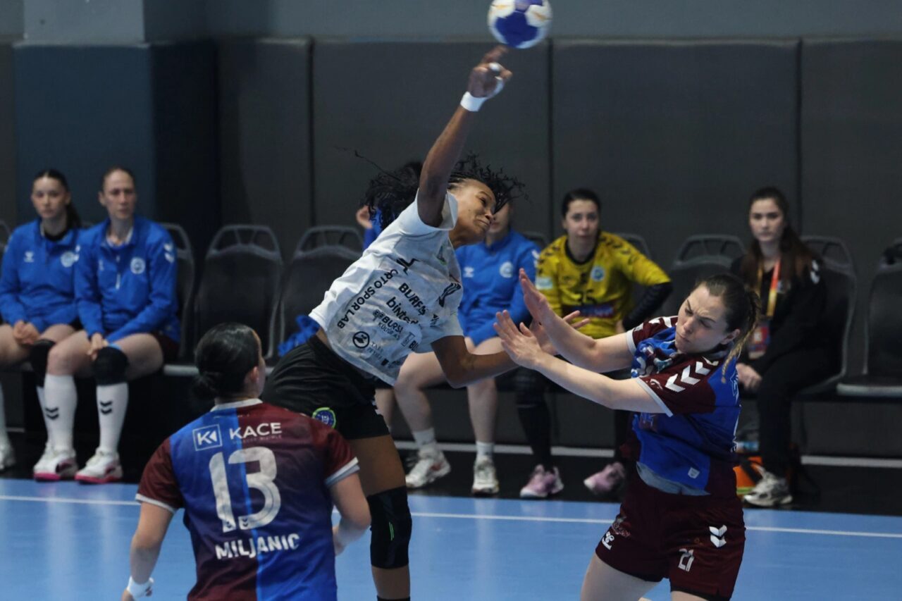 Kadınlar Hentbol Süper Ligi’nde zirvede yer alan Bursa Büyükşehir Belediyespor,