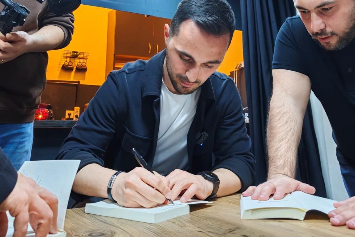 Yönetmen ve yazar Caner Kaldı, Alakarga Yayınları etiketiyle yayımlanan ilk