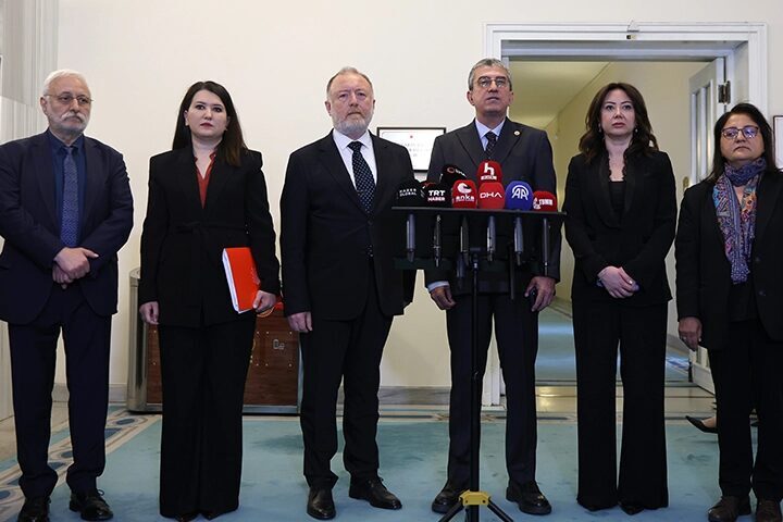 CHP’den DEM Parti’ye ara seçim ziyareti CHP heyeti, ara seçim gündemi kapsamında DEM Parti TBMM Grubu’nu