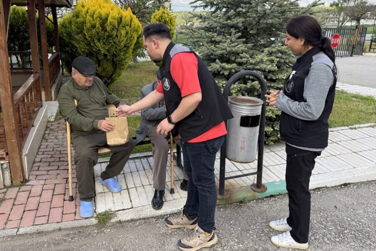 Çorum Belediyesi, Kurban Bayramı öncesinde huzurevi sakinlerini ziyaret ederek bayram