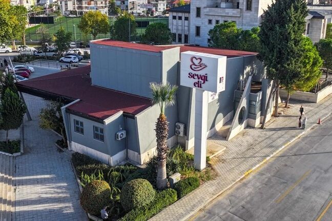 Denizli Büyükşehir Belediyesi Sevgi Eli, hayırseverler ile ihtiyaç sahipleri arasında