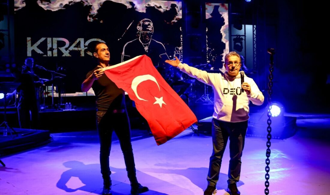 Dokuz Eylül Üniversitesinin geleneksel bahar buluşması DEÜFest’26, kortej yürüyüşünden topluluk