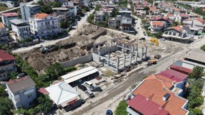 İzmir Büyükşehir Belediyesi’nin Dikili’de yapımını sürdürdüğü yeni itfaiye hizmet binasında
