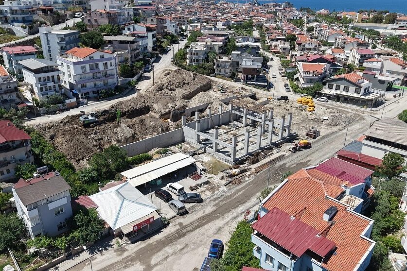 Dikili’nin yeni itfaiye binasında yüzde 30 tamamlandı İzmir Büyükşehir Belediyesi’nin Dikili’de yapımını sürdürdüğü yeni itfaiye hizmet binasında