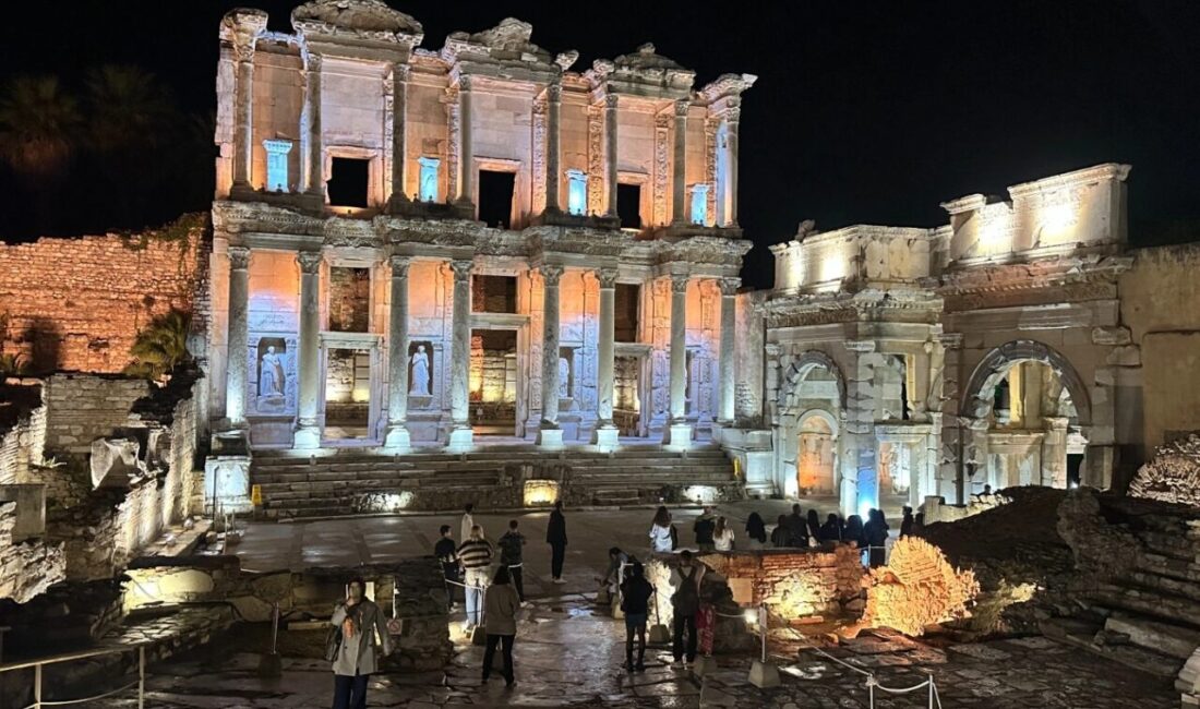Efes’te gece müzeciliği gençlerle buluşuyor İzmir Büyükşehir Belediyesi, 18-30 yaş arasındaki gençlere ücretsiz Efes Gece