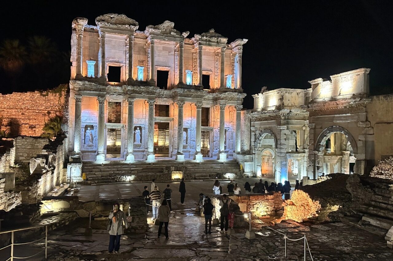 İzmir Büyükşehir Belediyesi, 18-30 yaş arasındaki gençlere ücretsiz Efes Gece