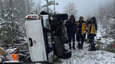 Düzce’nin Kaynaşlı ilçesinde elektrik arıza ekibinin bulunduğu pikap, kar yağışının