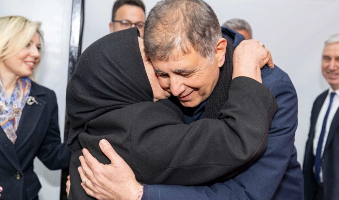 Emekli ‘açız’ dedi, Büyükşehir el uzattı Geçim derdi altında ezilen emeklilere İzmir Büyükşehir Belediyesi nefes oldu.