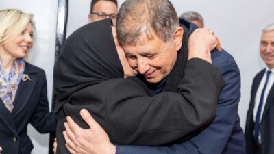 Geçim derdi altında ezilen emeklilere İzmir Büyükşehir Belediyesi nefes oldu.