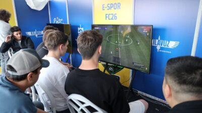 Kocaeli Büyükşehir Belediyesi’nin EnFest etkinlikleri kapsamında düzenlediği ödüllü FC26 turnuvasında