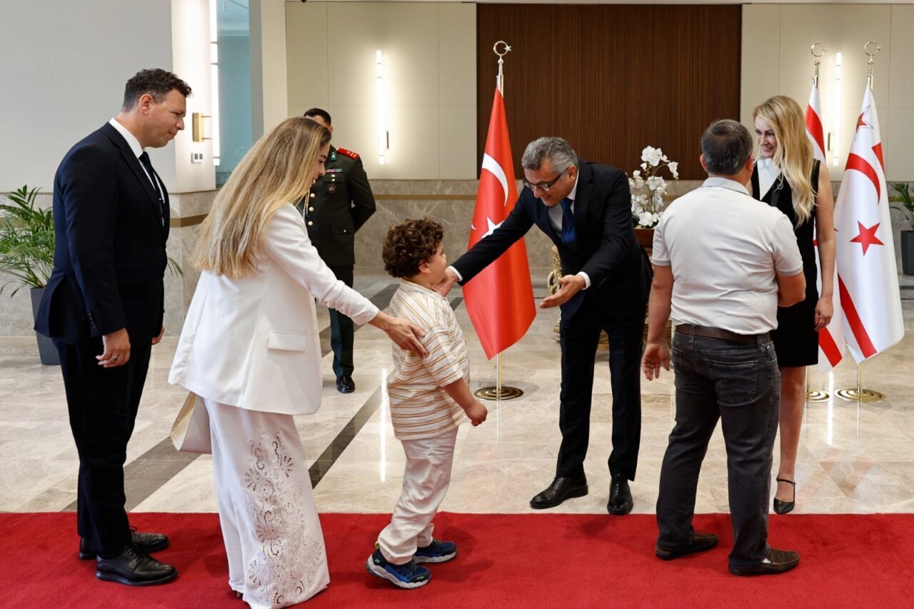Erhürman Çifti KKTC’de bayram tebriklerini kabul etti KKTC Cumhurbaşkanı Tufan Erhürman ve eşi Nilden Bektaş Erhürman, Kurban