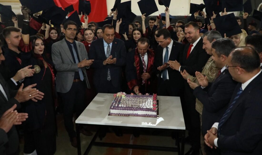 Erzurum Narman’da mezuniyet coşkusu Atatürk Üniversitesi Narman Meslek Yüksekokulu’nda düzenlenen törenle yaklaşık 200 öğrenci