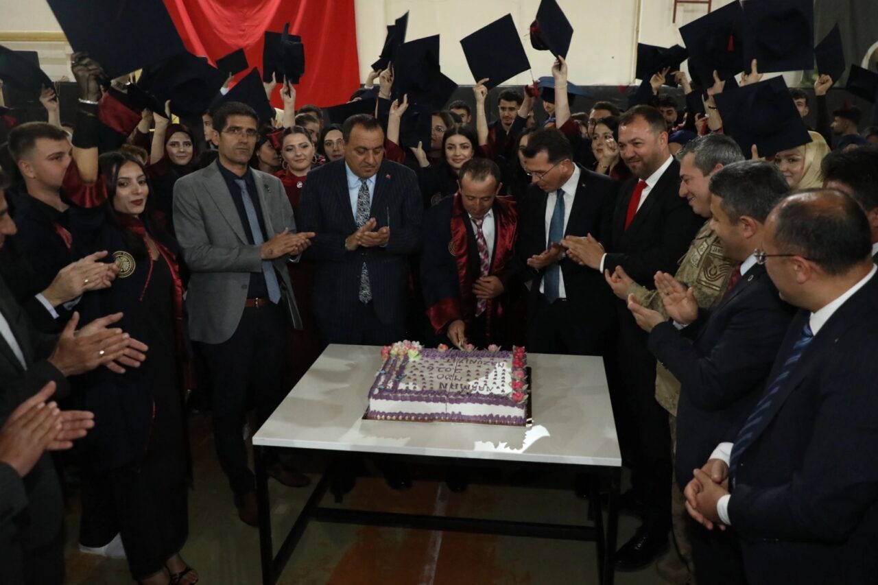 Atatürk Üniversitesi Narman Meslek Yüksekokulu’nda düzenlenen törenle yaklaşık 200 öğrenci