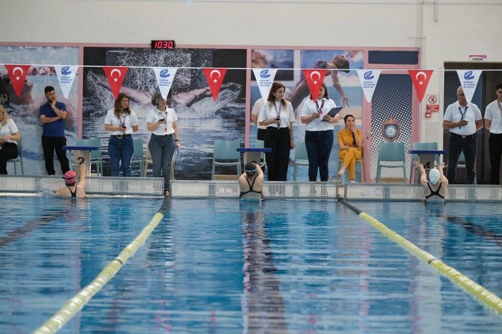 Eskişehir’de Engelsiz Kulaçlar renkli görüntülere sahne oldu Eskişehir Büyükşehir Belediyesi’nin 10-16 Mayıs Engelliler Haftası kapsamında düzenlediği Engelsiz