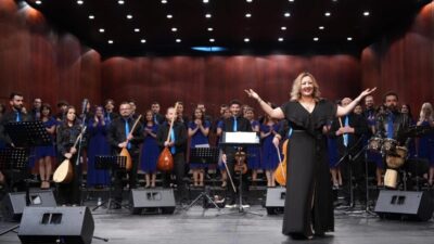 Eskişehir Büyükşehir Belediyesi Gençlik Korosu, "Gençlerle Türkülere Yolculuk" konseriyle sanatseverlere
