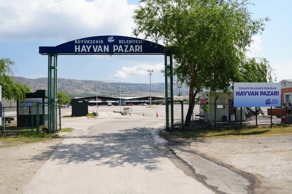 Eskişehir Büyükşehir Belediyesi, Muttalip-Sarıcakaya yolu üzerindeki Hayvan Pazarı’nda Kurban Bayramı