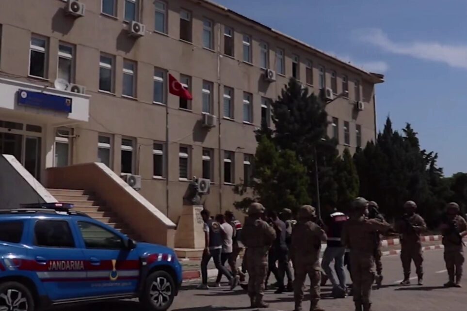 İçişleri Bakanlığı koordinesinde 33 ilde düzenlenen FETÖ operasyonlarında 69 şüpheli