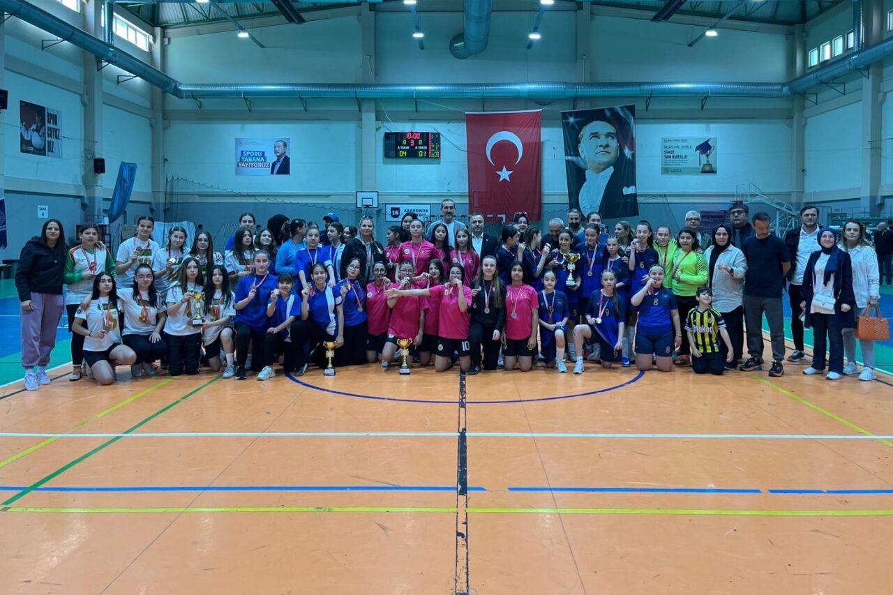 Bursa’nın Osmangazi ilçesinde düzenlenen 2025-2026 Okul Sporları Küçük Kızlar Futsal