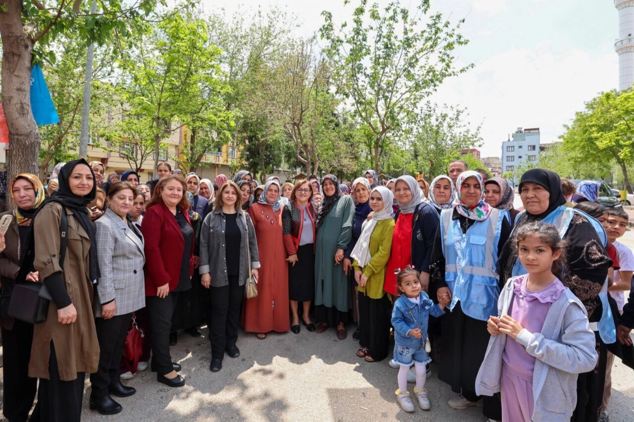 Gaziantep Büyükşehir Belediye Başkanı Fatma Şahin, 25 Aralık Mahallesi sakinleriyle