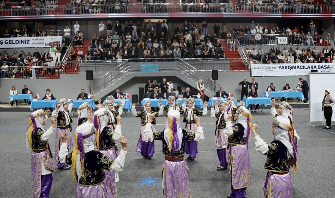 Gaziantep’te kültür rüzgarı… Halk Oyunları Bölge Şampiyonası büyük ilgi gördü Gaziantep’te düzenlenen Türkiye Halk Oyunları Federasyonu Kulüpler Arası Bölge Şampiyonası’nda