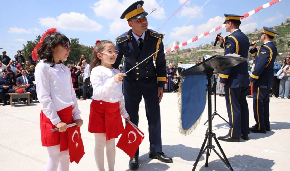 Hava Kuvvetleri Bandosu’ndan öğrencilere moral konseri Hava Kuvvetleri Bandosu’nun Şehit Teğmen Ertuğrul Pilatin İlkokulu ve Ortaokulu