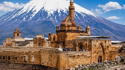 Doğubayazıt’ın simge yapılarından İshak Paşa Sarayı, Kurban Bayramı tatilinde yerli