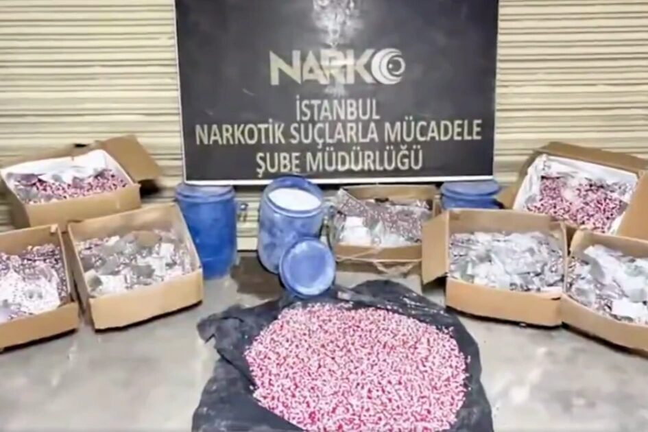 İstanbul'un Ataşehir ilçesinde düzenlenen narkotik operasyonunda yüz binlerce sentetik ecza