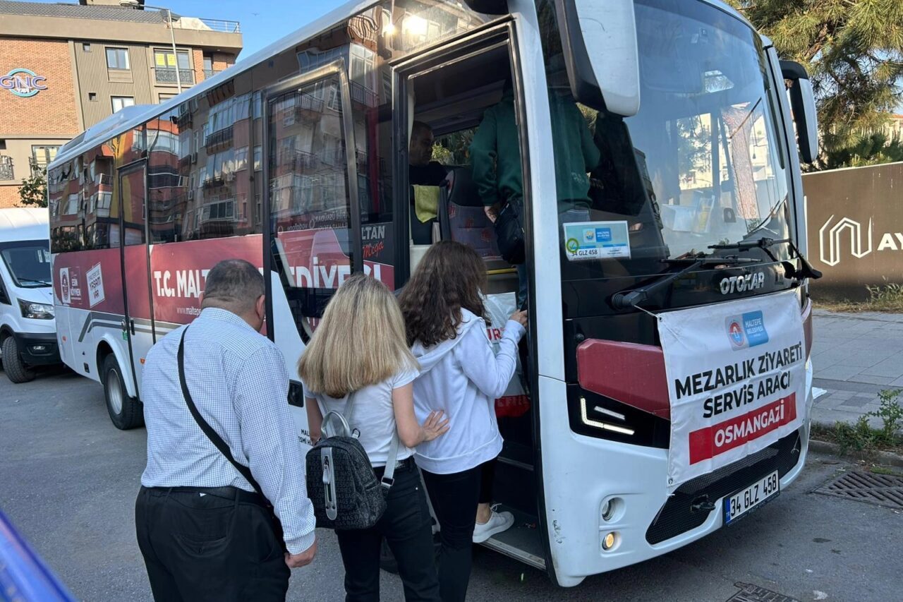 İstanbul'da Maltepe Belediyesi, Kurban Bayramı’nda vatandaşların mezarlık ziyaretlerini kolaylaştırmak için
