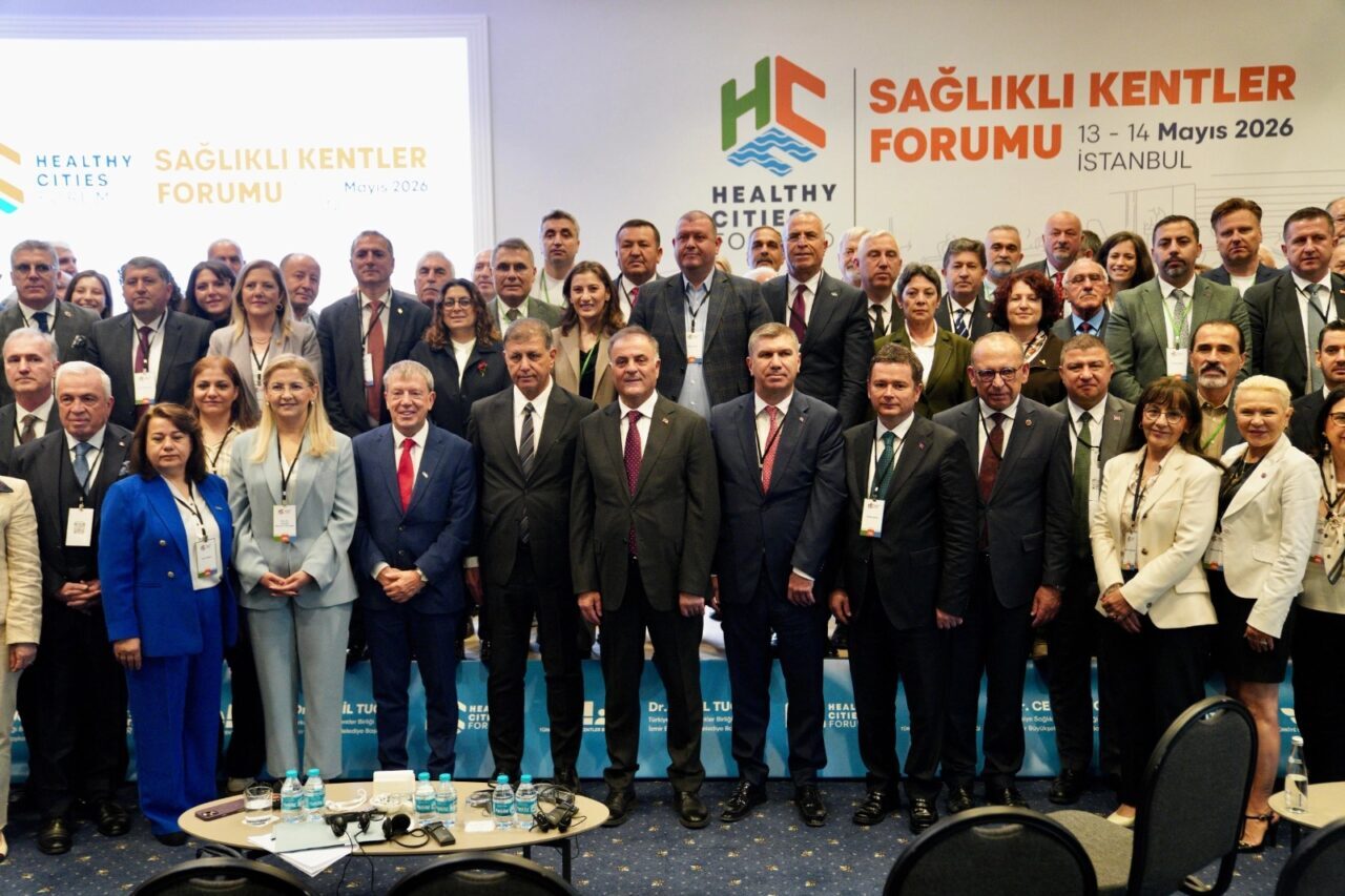 Türkiye Sağlıklı Kentler Birliği’nin İstanbul’daki forumunda konuşan İstanbul Büyükşehir Belediye