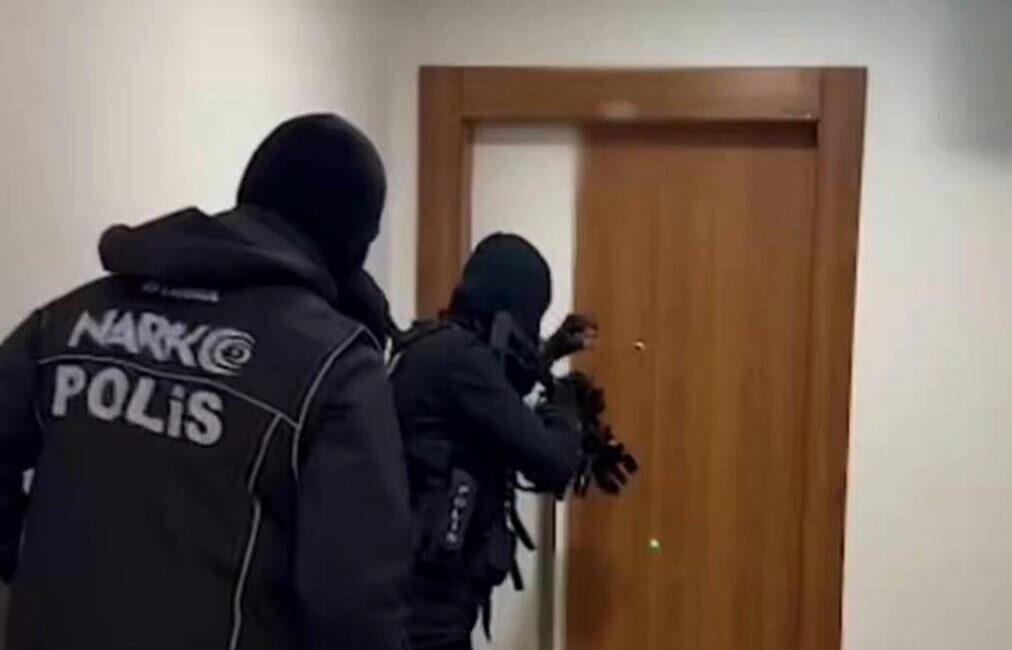 İstanbul’da düzenlenen uluslararası narkotik operasyonunda, Hollanda tarafından kırmızı bültenle aranan