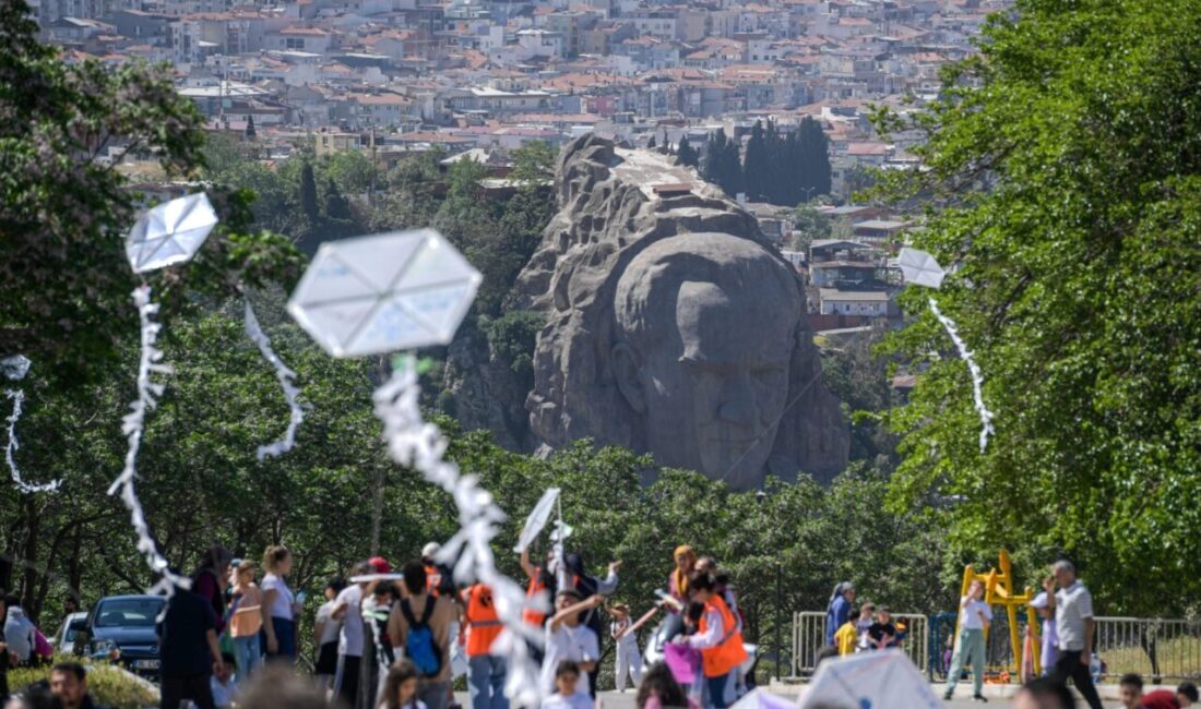 İzmir Kadifekale semaları renklendi İzmir Büyükşehir Belediyesi, çocukların, kadınların ve mahalle sakinlerinin katıldığı “Gökyüzüne