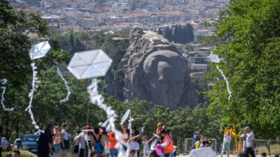 İzmir Büyükşehir Belediyesi, çocukların, kadınların ve mahalle sakinlerinin katıldığı “Gökyüzüne