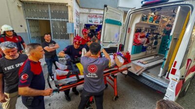 İzmir’in Buca ilçesinde bir binanın çatısından apartman boşluğuna düşerek yaralanan