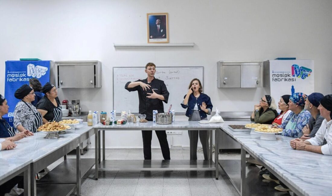 İzmir Büyükşehir Belediyesi Meslek Fabrikası’nda aşçılık eğitimi alan sağır ve