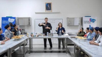 İzmir Büyükşehir Belediyesi Meslek Fabrikası’nda aşçılık eğitimi alan sağır ve
