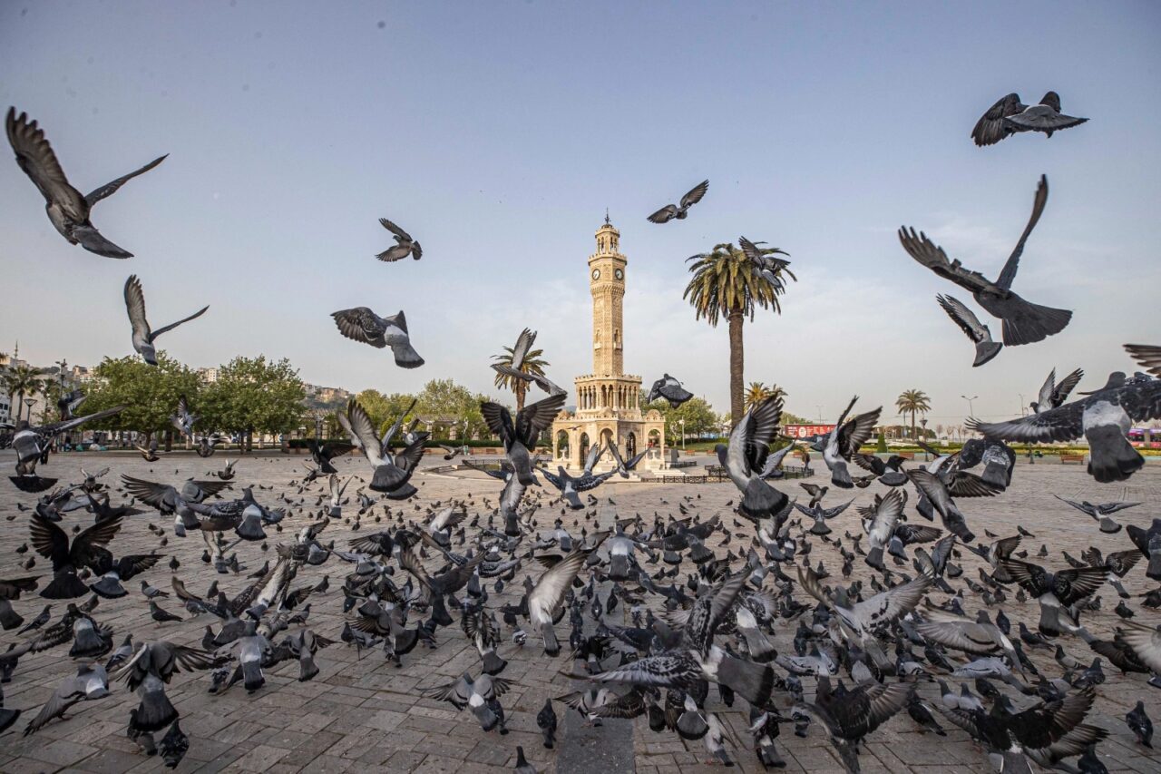 İzmir Büyükşehir Belediyesi, “İki Çizgi Arasında: Geleceğin İzmir’ine Bugünden Bir