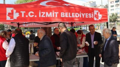 Kocaeli'de İzmit Belediyesi, Kozluk Mahallesinde bulunan SEKA Camii’nde Cuma Namazı
