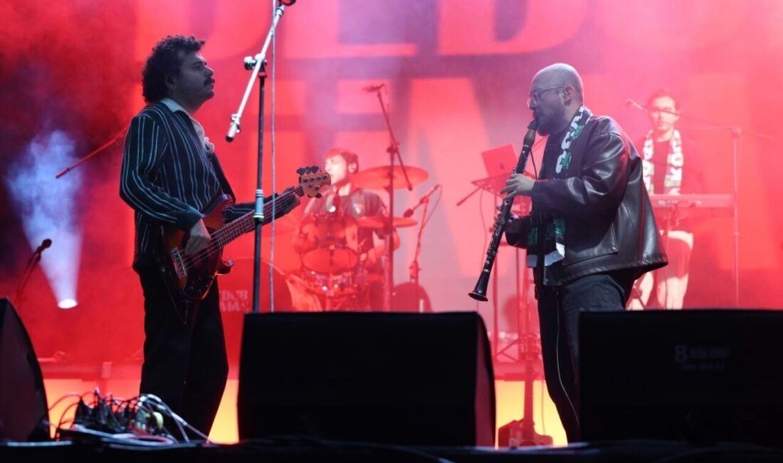 Alternatif rock müziğin sevilen gruplarından Dedublüman, EnFest etkinlikleri kapsamında Kocaeli